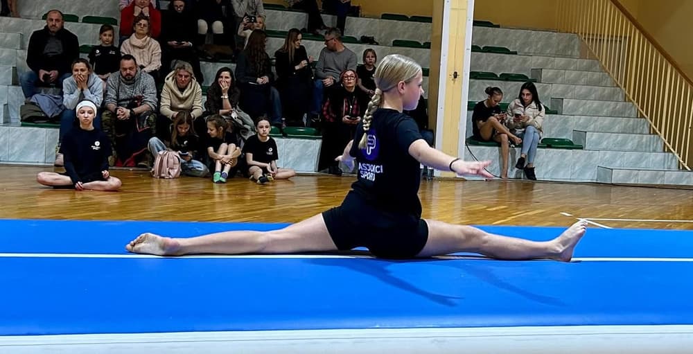 Akrobatyka zapewnia wszechstronny rozwój fizyczny i psychiczny dziecka 👧🏼 Regu